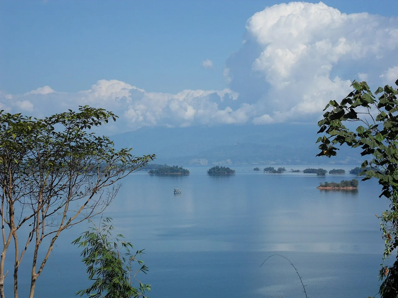 ผืนน้ำและเกาะเล็กในอ่างน้ำงึม ประเทศลาว