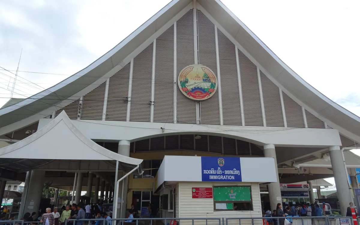 อาคารตรวจคนเข้าเมืองด่านท่านาแล้งฝั่งลาว