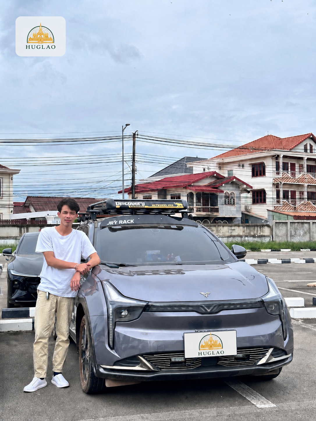ทีมงาน HUGLAO พร้อมรถ SUV สำหรับเดินทางในลาว