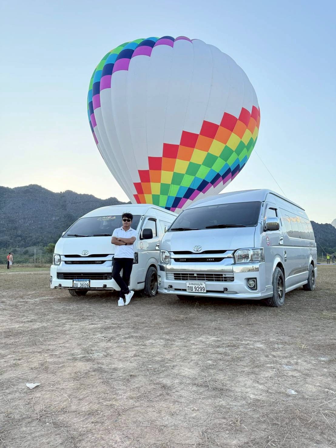 รถตู้ VIP Toyota Commuter สองคัน จอดรอบริการเที่ยวลาว